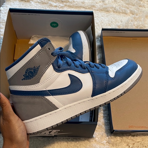 Nike Air Jordan 1 Retro High OG GS in Blue and Grey - Picture 5 of 13